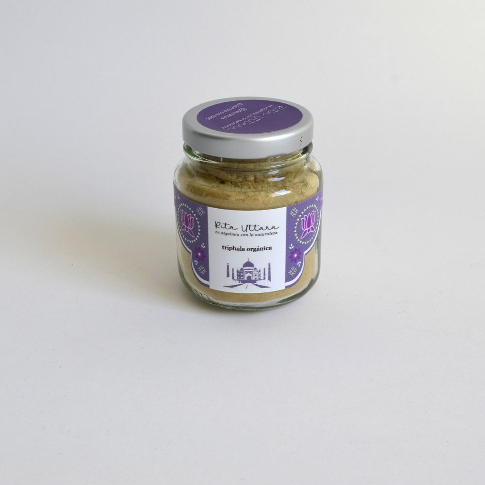 Triphala orgánica en polvo x 40 gramos. Sana y limpia el organismo de toxinas e impurezas. Aumenta la función protectora del sistema inmune. Rejuvenece tejidos. Hierba ayurveda